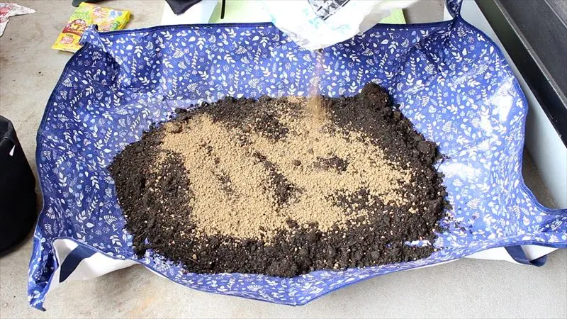 培養土に赤玉土と元肥を混ぜる